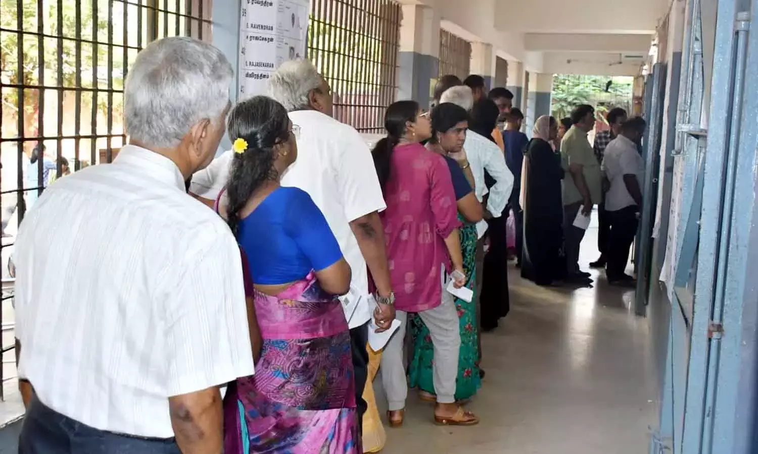 தமிழகத்தில் வாக்குப்பதிவு நிறைவு: வாக்கு இயந்திரங்களுக்கு சீல்