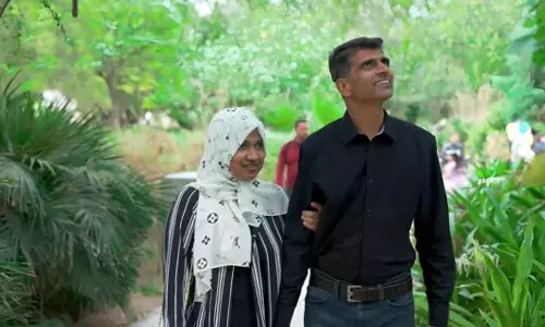 50 ஆண்டுகளுக்கு பிறகு மீண்டும் கேட்கும் திறனைபெற்ற இந்தியர்- முதல் முறையாக மனைவியின் குரலை கேட்டு நெகிழ்ச்சி