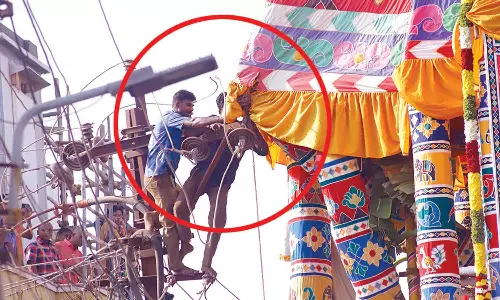 தஞ்சை பெரிய கோவில் சித்திரை தேரோட்டம்: அடுத்தடுத்து 3 முறை மின் கம்பங்களில் சிக்கிய தேரின் அலங்கார பந்தல்