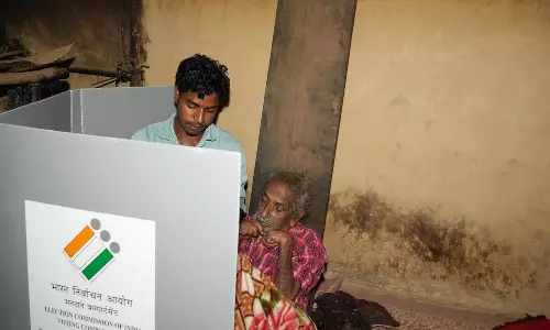 92 வயது முதியவரின் வாக்கை சேகரிக்க வனப்பகுதியில் 18 கி.மீ. தூரம் மலையேறி சென்ற தேர்தல் அதிகாரிகள்