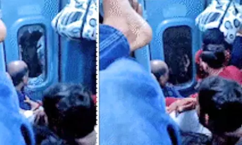 முன்பதிவு செய்தும் இருக்கை கிடைக்காததால் ரெயிலின் கதவு கண்ணாடியை உடைத்த பயணி