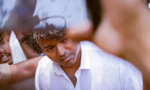 நடிகர் விஜய் மீது போலீசில் புகார்- வாக்குச்சாவடியில் விதிமுறை மீறியதாக குற்றச்சாட்டு