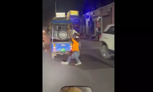 கேஸ் சிலிண்டர் திருட முயற்சி? ஓடும் ஆட்டோவில் தரதரவென இழுத்துச்சென்ற ஓட்டுனர்- வைரலாகும் வீடியோ