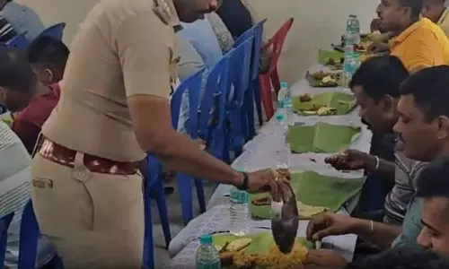 பாதுகாப்பளித்த துணை ராணுவ வீரர்களுக்கு பிரியாணி விருந்து வைத்த போலீஸ்