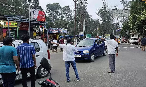 கொடைக்கானலில் குவிந்த சுற்றுலா வாகனங்களால் கடும் போக்குவரத்து நெரிசல்