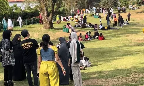 ஊட்டி- கொடைக்கானலில் குவிந்த சுற்றுலா பயணிகள்