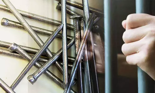 ஐதராபாத் ஜெயிலில் தற்கொலை செய்து கொள்ள ஆணிகளை விழுங்கிய கைதி