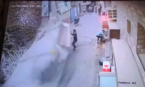 சுற்றுச்சுவர் இடிந்து விழுந்து 5 பேர் பரிதாப பலி: வைரலாகும் வீடியோ