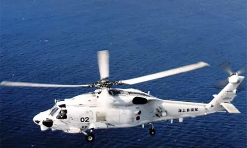 ஜப்பானில் 2 ராணுவ ஹெலிகாப்டர்கள் மோதி கடலில் விழுந்தது- ஒருவர் பலி
