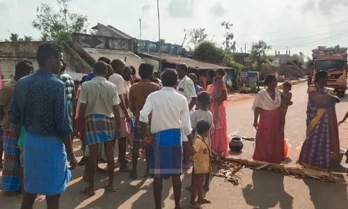 உளுந்தூர்பேட்டை அருகே குடிநீர் கேட்டு சாலைமறியல்- பொதுமக்களிடம் தகராறு செய்த ஊராட்சி தலைவர்