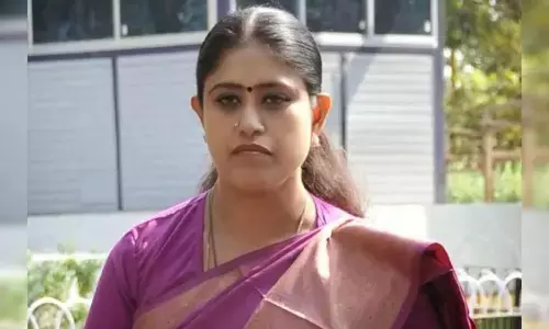 பா.ஜனதாவுக்கு ஆதரவாக 3 மொழிகளில் கலக்கும் விஜயதரணி