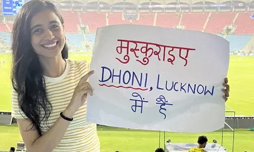 பிளக்ஸ் கார்டால் வைரலான டோனி ரசிகை