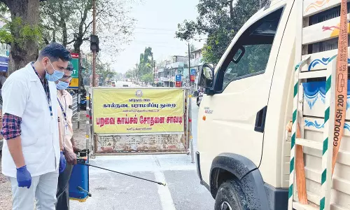 கேரளாவில் பறவை காய்ச்சல்- எல்லையில் வாகனங்களுக்கு கிருமி நாசினி தெளிப்பு