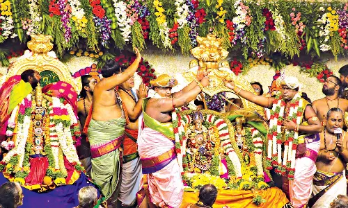 கோலாகலமாக நடைபெற்ற மீனாட்சி-சுந்தரேஸ்வரர் திருக்கல்யாணம்