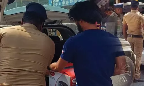 பாராளுமன்ற தேர்தல்: தமிழக-கேரள எல்லை பகுதிகளில் பறக்கும் படை தீவிர சோதனை