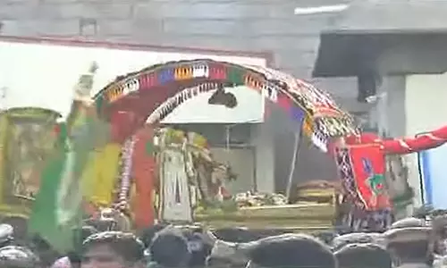 கண்டாங்கி பட்டுடுத்தி தங்கப் பல்லக்கில் மதுரை புறப்பட்டார் கள்ளழகர்