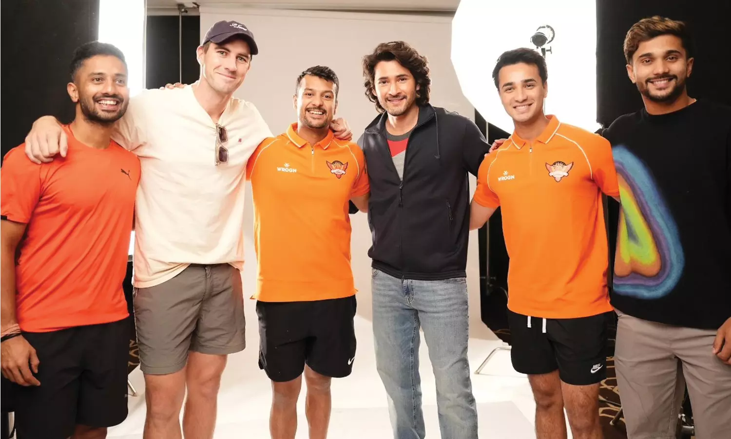 சன்ரைசர்ஸ் ஹைதராபாத் அணி வீரர்களை சந்தித்த தெலுங்கு சூப்பர்ஸ்டார் மகேஷ் பாபு சன்ரைசர்ஸ் ஹைதராபாத் அணி வீரர்களை சந்தித்த தெலுங்கு சூப்பர்ஸ்டார் மகேஷ் பாபு