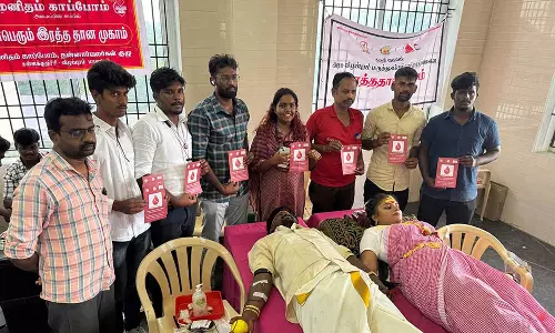 திருமணம் முடிந்தவுடன் மண்டபத்திலேயே ரத்த தானம் அளித்த மணமக்கள்