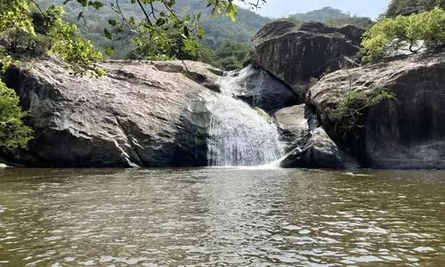 வற்றாத ஜீவநதியாக தண்ணீர் கொட்டும் தலையூத்து அருவி