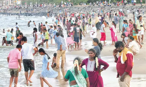 புதுச்சேரியில் குவிந்த சுற்றுலா பயணிகள்