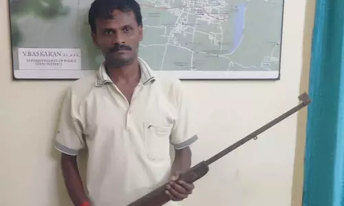 போடி அருகே வீட்டில் நாட்டு துப்பாக்கி பதுக்கியவர் கைது