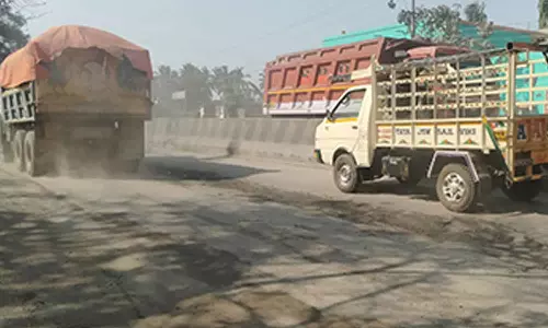 மீஞ்சூர் பகுதியில் சாலைகள் சீரமைக்கப்படாததால் வியாபாரிகள், பொதுமக்கள் கடும் பாதிப்பு