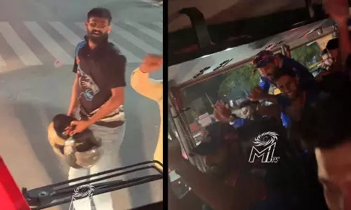 ரசிகரின் செயலுக்கு நன்றி தெரிவித்த மும்பை இந்தியன்ஸ் வீரர்கள்- வைரலாகும் வீடியோ