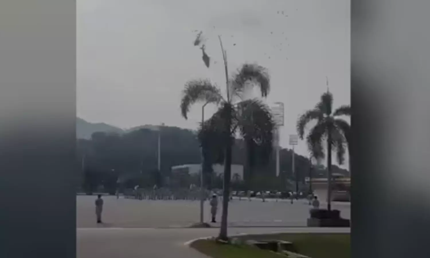 மலேசியாவில் சோகம்: ஹெலிகாப்டர்கள் மோதிய விபத்தில்10 பேர் பலி