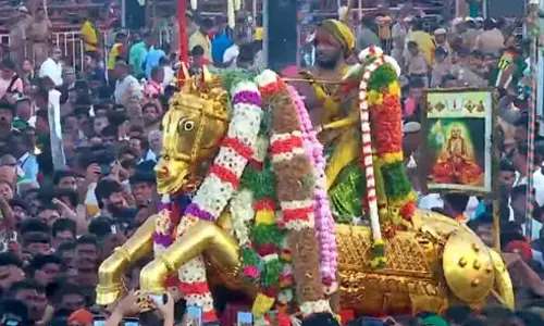 பச்சைப் பட்டு உடுத்தி வைகை ஆற்றில் எழுந்தருளினார் கள்ளழகர்