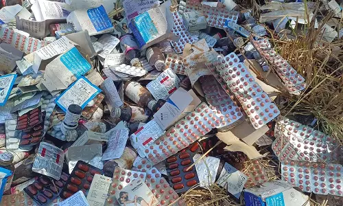 வதிஷ்டபுரம் பீமன் ஏரி அருகில் குவியல் குவியலாக கிடக்கும் அரசு மருத்துவமனை மாத்திரை, மருந்துகள்