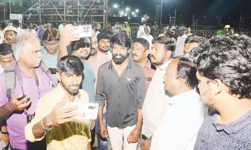 கள்ளழகர் வைகை ஆற்றில் இறங்கும் நிகழ்ச்சியில் பங்கேற்ற நடிகர் சூரி