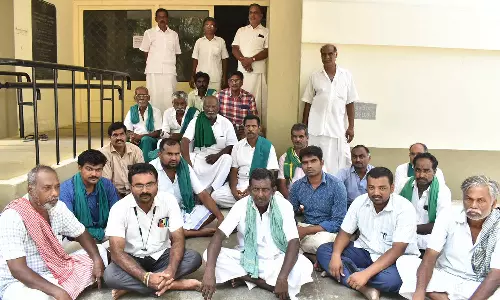 2-வது நாளாக பாசன விவசாயிகள் காத்திருப்பு போராட்டம்
