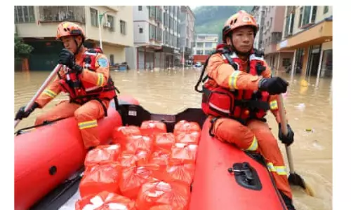 தெற்கு சீனாவை புரட்டி எடுத்த மழை: ஊருக்குள் பாய்ந்த வெள்ளம் - 4 பேர் பலி