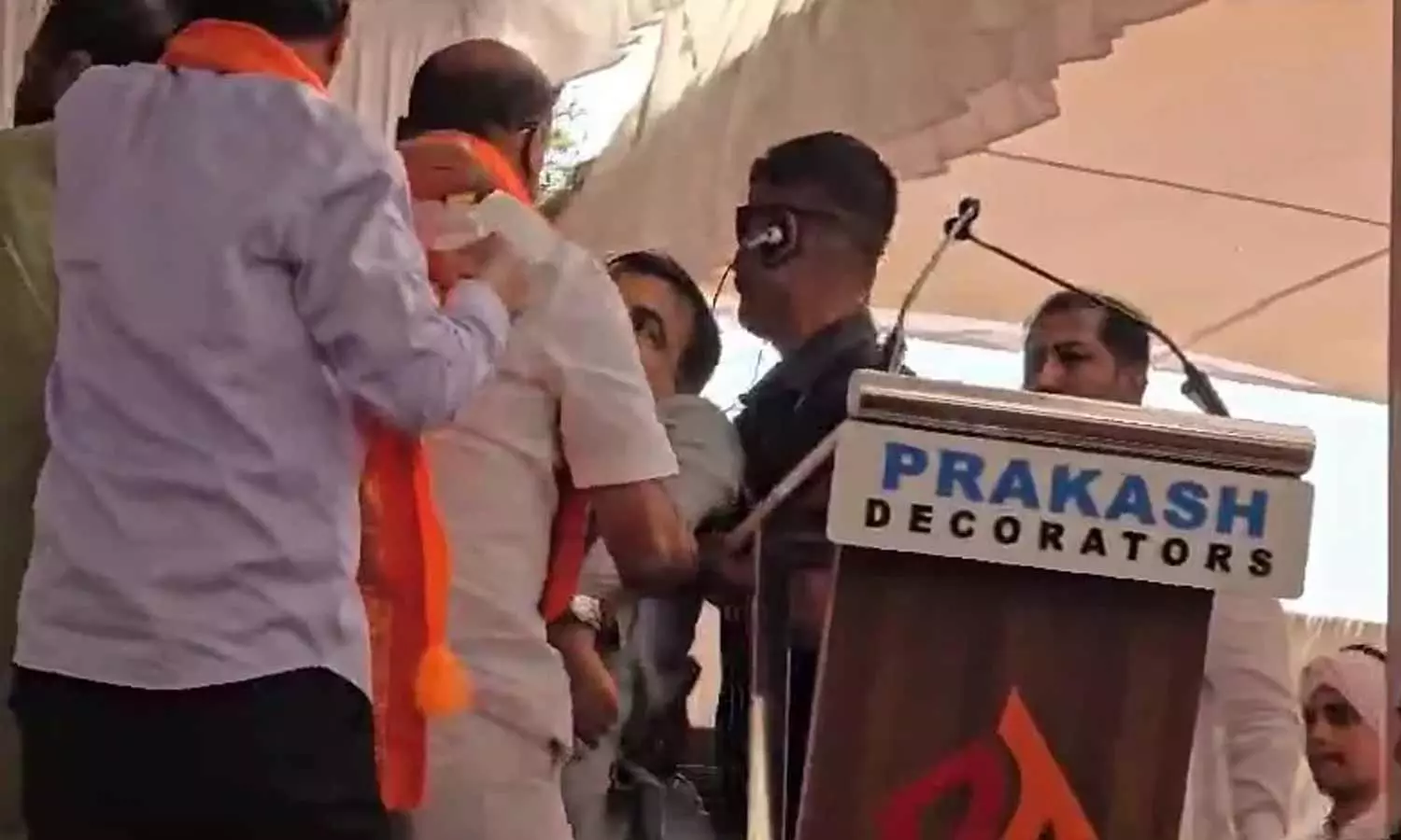 தேர்தல் பொதுக்கூட்டத்தில் பேசிக்கொண்டிந்த போது மயங்கிய நிதின் கட்கரி: தலைவர்கள், தொண்டர்கள் அதிர்ச்சி தேர்தல் பொதுக்கூட்டத்தில் பேசிக்கொண்டிந்த போது மயங்கிய நிதின் கட்கரி: தலைவர்கள், தொண்டர்கள் அதிர்ச்சி