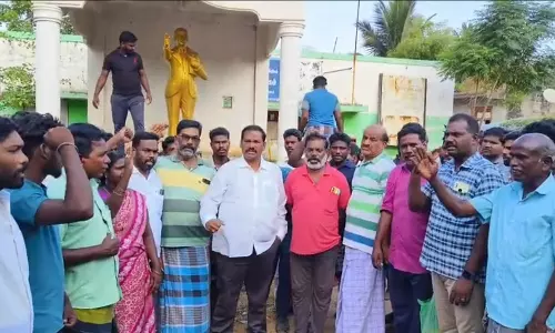 அம்பேத்கர் சிலை மீது பெட்ரோல் குண்டு வீச்சு: விடுதலை சிறுத்தைகள் கட்சியினர் போராட்டம்