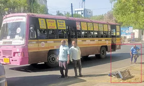 ஓடும் பஸ்ஸில் இருக்கை கழன்று வெளியே தூக்கி வீசப்பட்ட அரசு பஸ் கண்டக்டர்