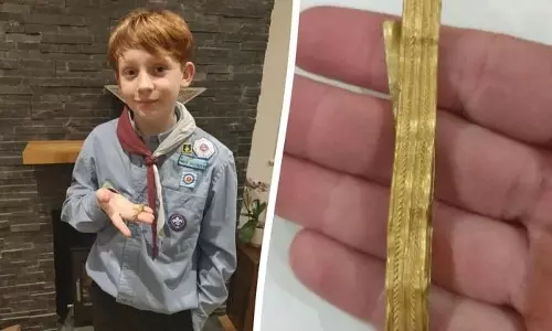 சிறுவனின் கையில் கிடைத்த 2 ஆயிரம் ஆண்டுகள் பழமைவாய்ந்த தங்க வளையல்