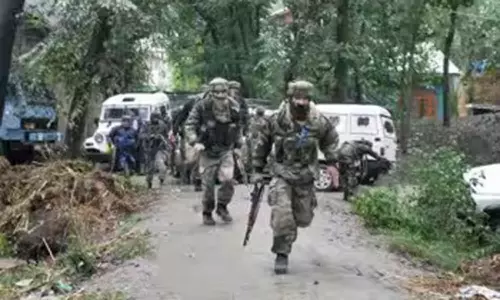 காஷ்மீரில் பயங்கரவாதிகளுடன் பாதுகாப்பு படையினர் கடும் துப்பாக்கி சண்டை