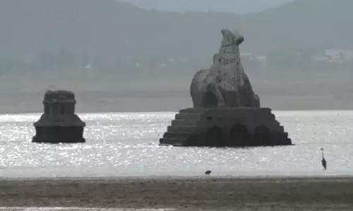 மேட்டூர் அணையின் நீர்மட்டம் தொடர்ந்து சரிவு- வெளியே தெரியும் நந்தி சிலை, கிறிஸ்துவ தேவாலயம்