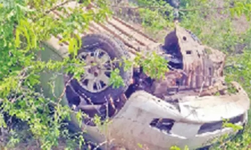 கார் கவிழ்ந்து யூனியன் அலுவலக பெண் ஊழியர் உள்பட 2 பேர் பலி