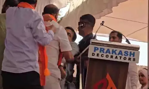 தேர்தல் பொதுக்கூட்டத்தில் பேசிக்கொண்டிந்த போது மயங்கிய நிதின் கட்கரி: தலைவர்கள், தொண்டர்கள் அதிர்ச்சி