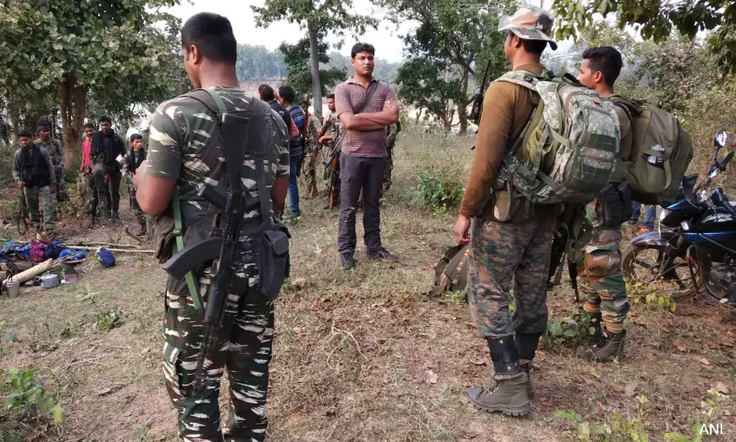 ரோந்து பணியின்போது தவறுதலாக துப்பாக்கிச்சூடு- பாதுகாப்புப் படையினர் உயிரிழப்பு ரோந்து பணியின்போது தவறுதலாக துப்பாக்கிச்சூடு- பாதுகாப்புப் படையினர் உயிரிழப்பு