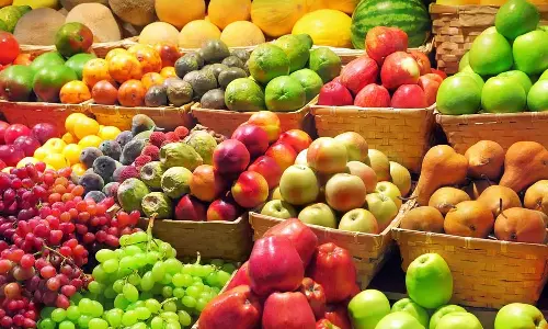 கோடை வெயில் தாக்கத்தால் பழங்கள் விலை கிடுகிடு உயர்வு