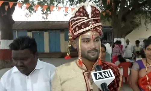 திருமண கோலத்தில் வாக்களித்து ஜனநாயக கடமை ஆற்றிய மணமகன்