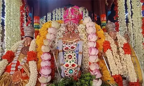 கள்ளழகர் பூ பல்லக்கில் எழுந்தருளும் நிகழ்வு: திரளான பக்தர்கள் தரிசனம்