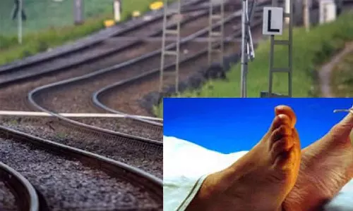 பெங்களூருவில் தண்டவாளத்தை கடந்த 3 வாலிபர்கள் ரெயில் மோதி பலி