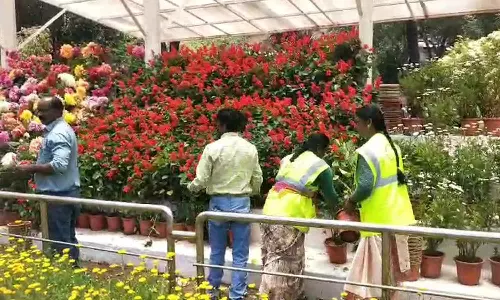 மலர் கண்காட்சிக்கு தயாராகும் ஊட்டி தாவரவியல் பூங்கா