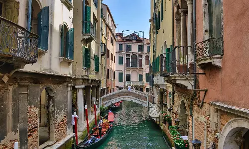 வெனிஸ் நகரை சுற்றிப்பார்க்க கட்டணம்: சுற்றுலா பயணிகள் அதிர்ச்சி