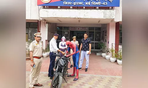 ஸ்பைடர் மேன் உடையில் ரீல்ஸ்- பைக்கில் சாகசம் செய்த ஜோடி கைது