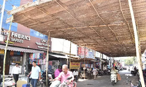 வெயில் இருந்து பாதுகாக்கும் வகையில் ஈரோட்டில் வியாபாரிகள் பந்தல்கள் அமைப்பு